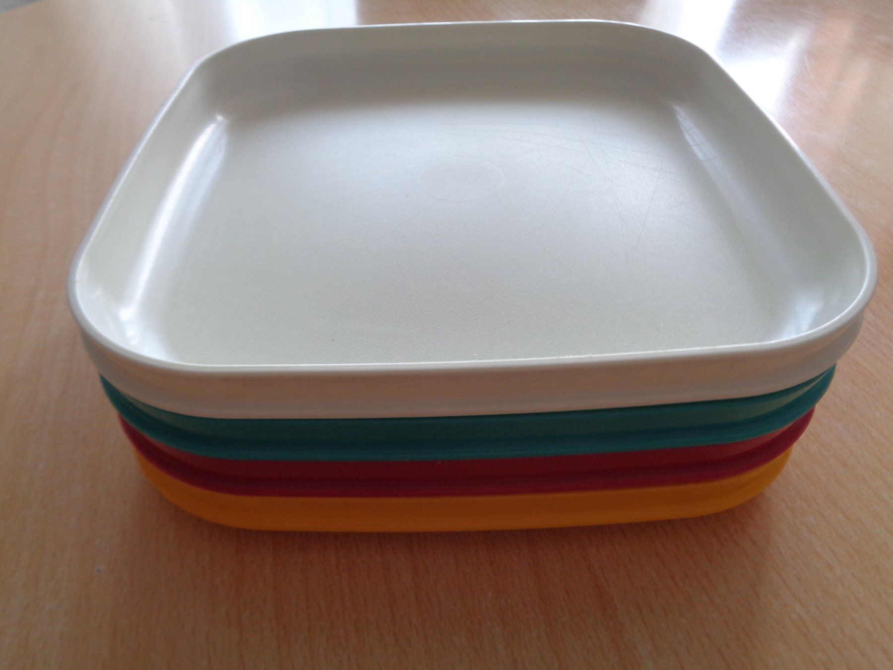 Tupperware Behälter & Ähnliches: Tupperware 4 Picknickteller – Gebraucht aus Dietikon von chroetli77