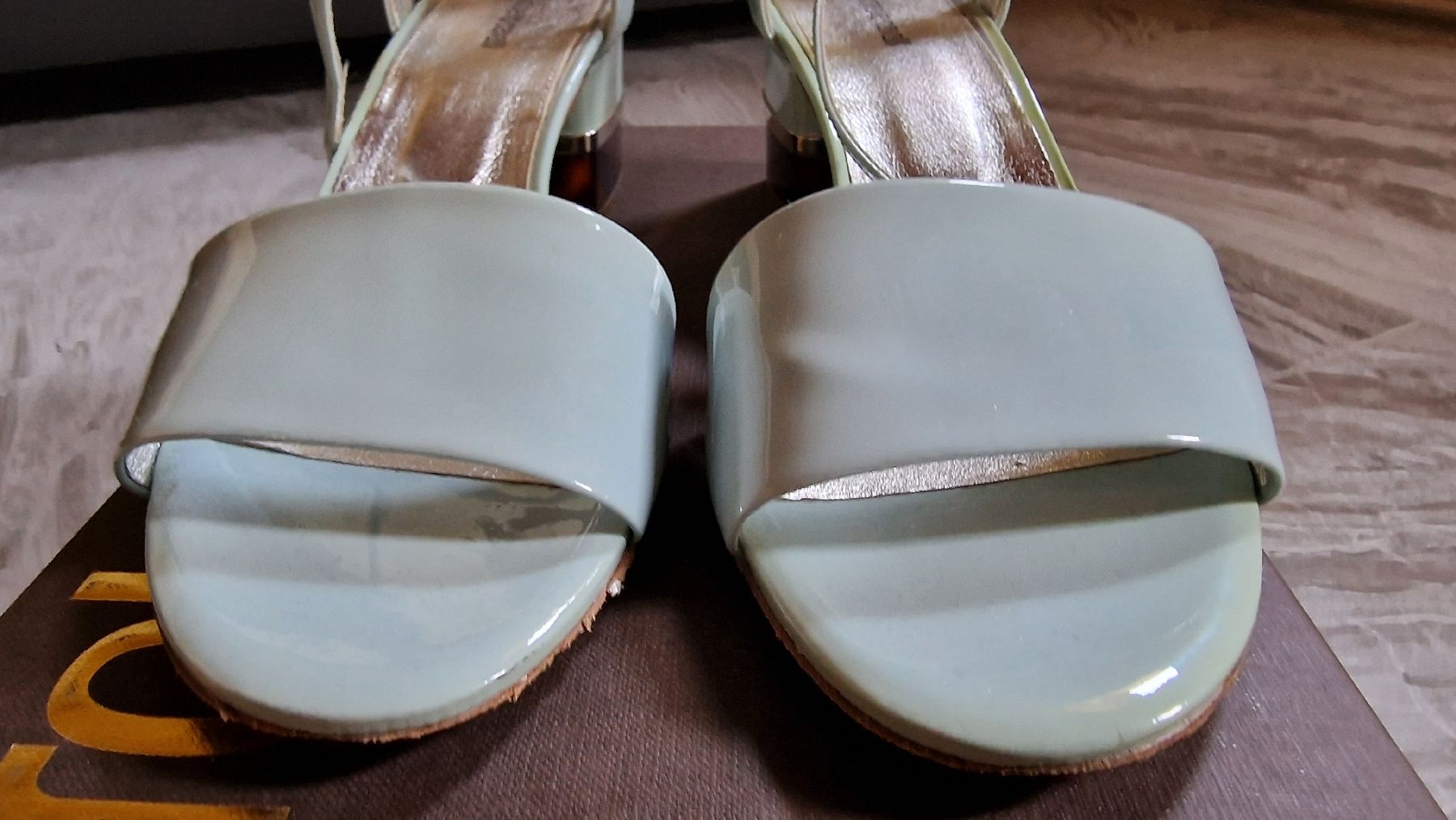 Roberto Cavalli Damenschuhe: Roberto Cavalli Sandale Lackleder Hellblau Gr. 37 Top! – Gebraucht aus Mönchaltorf von nzhuravel 2