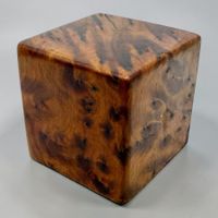 Presse-papier cube en loupe de thuya