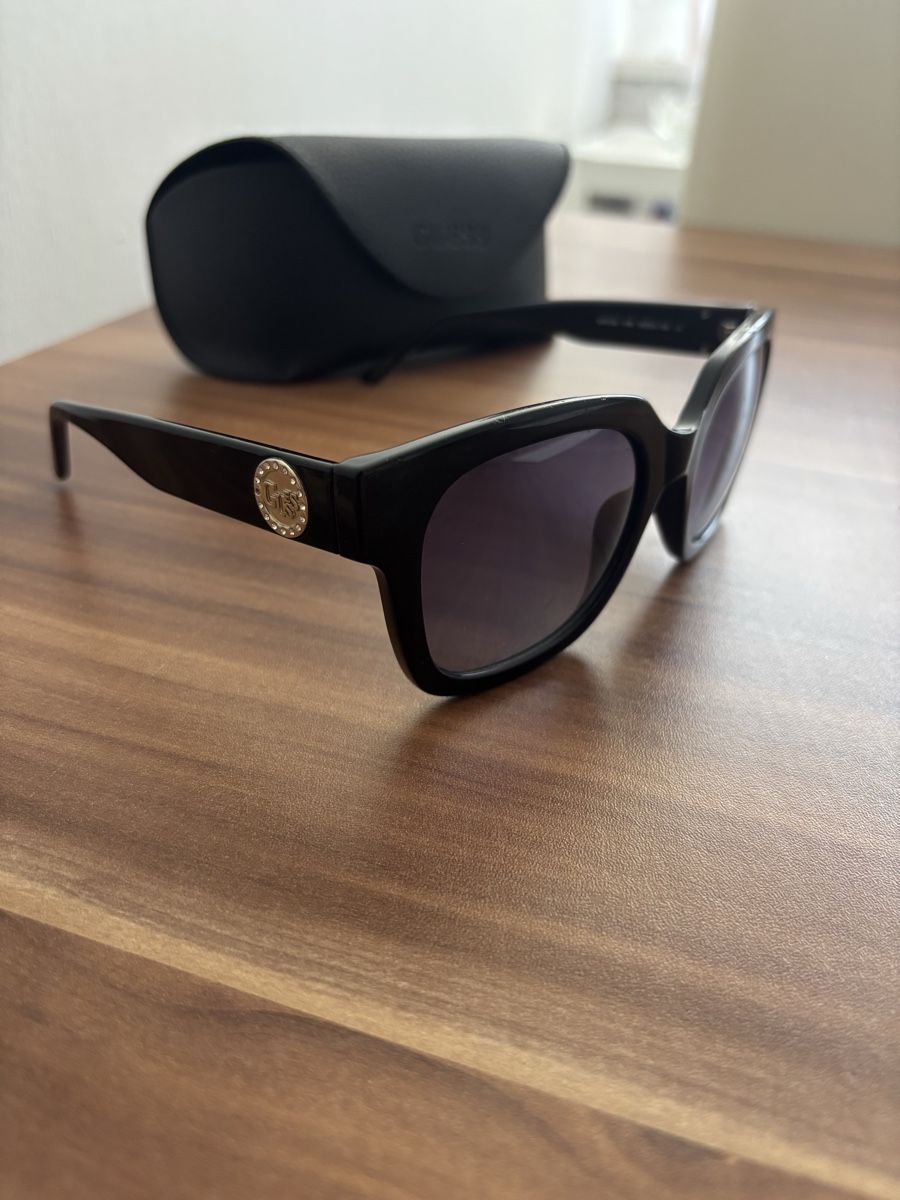 Guess Lunettes & Verres: Guess sonnenbrille – D'occasion à Bütschwil par sof_p98b 1