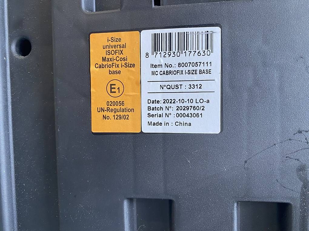Sièges auto: Maxicosi Cabriofix Babyschale + i-size Base – D'occasion à Sissach par Manda2512 2
