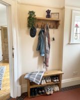 Garderobe aus Holz mit Schuhregal