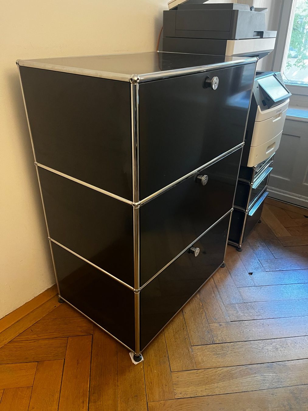 USM Cassettiere: USM Sideboard Kommode mit Hängeregisterschubladen schwarz – Usato da Zürich venduto da Allrounders 7