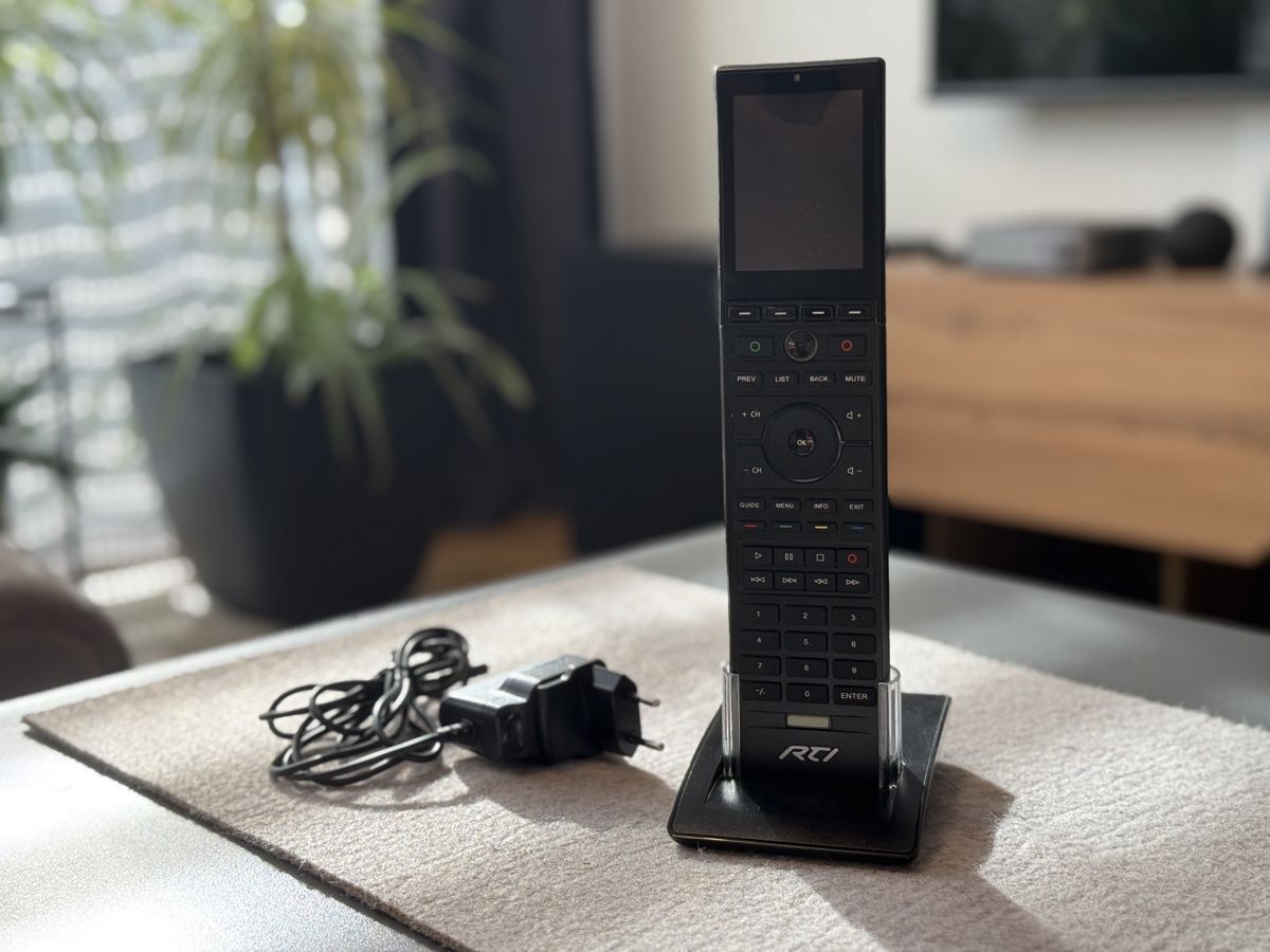 Fernbedienungen: RTI T2x Touchpanel inkl. Dockingstation & Netzteil – Gebraucht aus Zäziwil von Nathalie_1