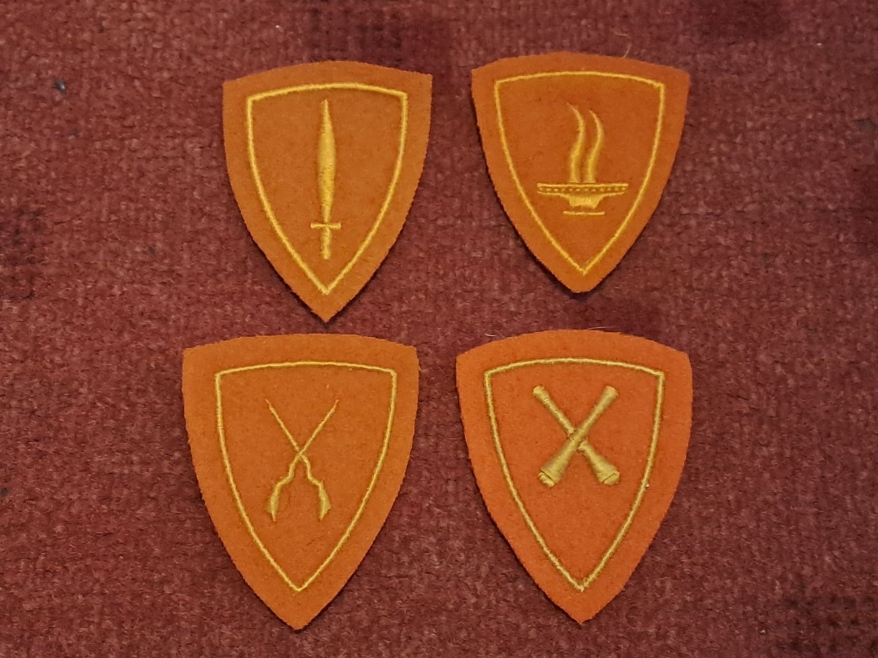 Armée suisse Uniformes: 4 sehr seltene Spezialisten Ärnel Abzeichen – D'occasion à St.Gallen par Infanteriewerk