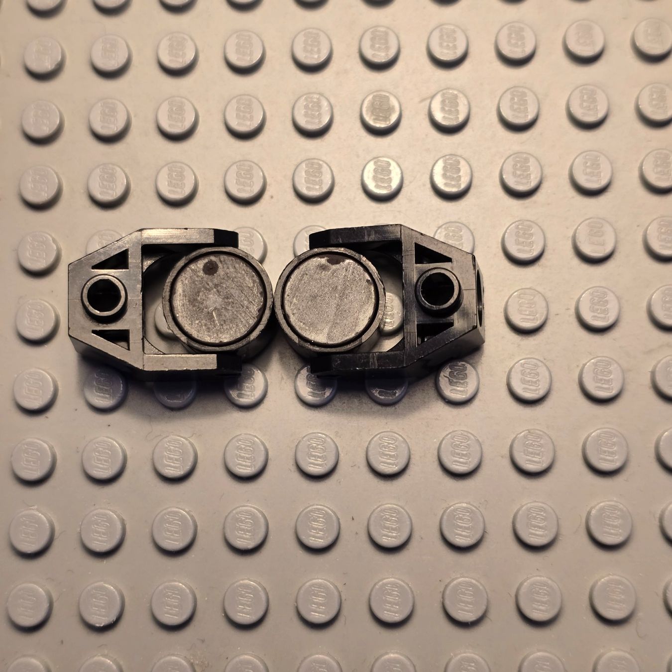Lego Jeux de construction: Lego 2x Magnet mit Halter – D'occasion à Basel par Swi-7621