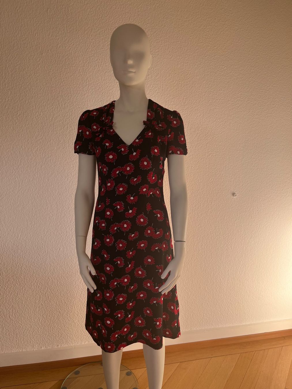 Hobbs Vestiti: Hobbs schwarz-rotes Blumenkleid Gr 36 – Usato da Zürich venduto da bea_s5tq