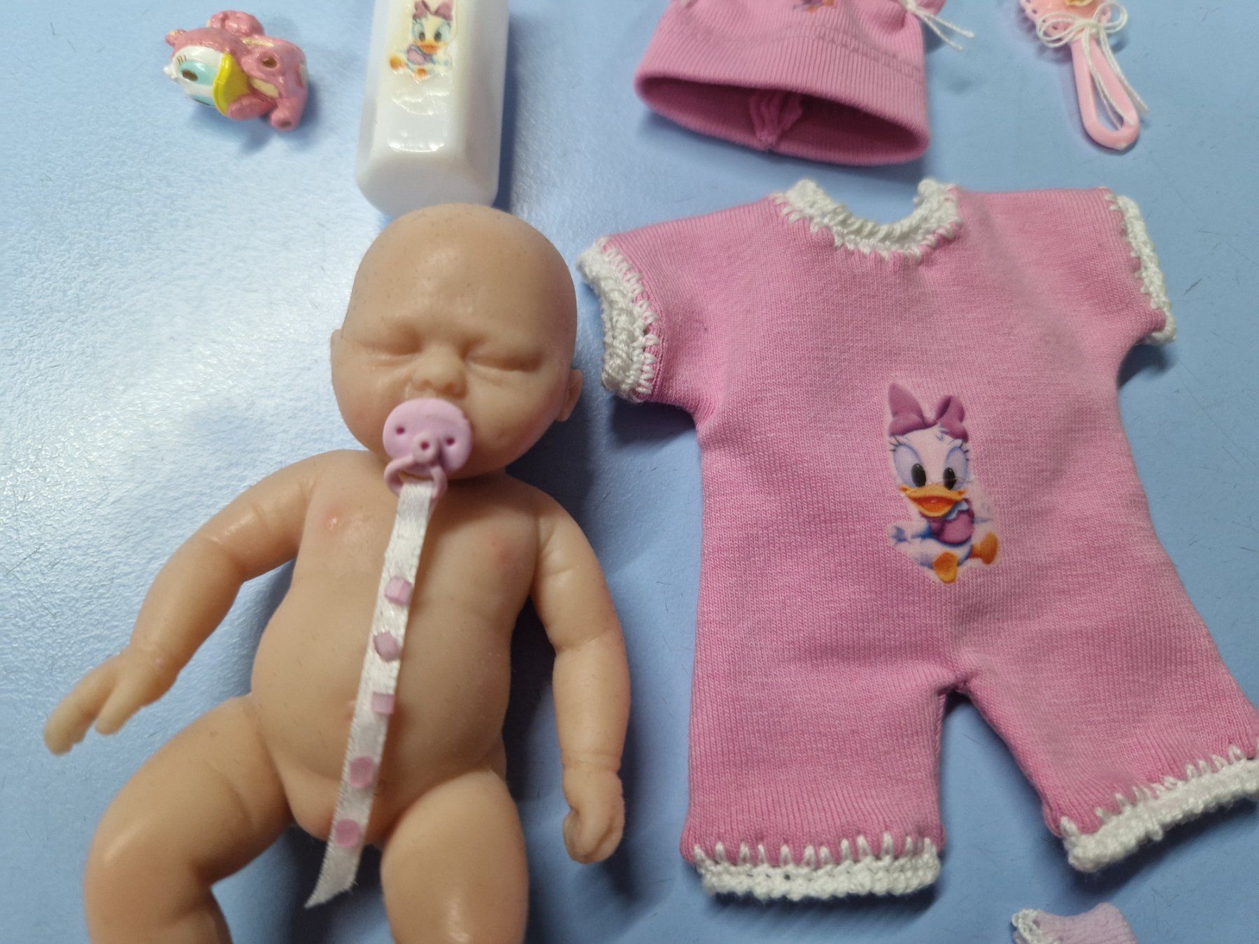 Bambole: Mini bébé en silicone  12 cm Thème DAISY  NEUF – Nuovo e nell'imballaggio originale da St-Imier venduto da goodber 5