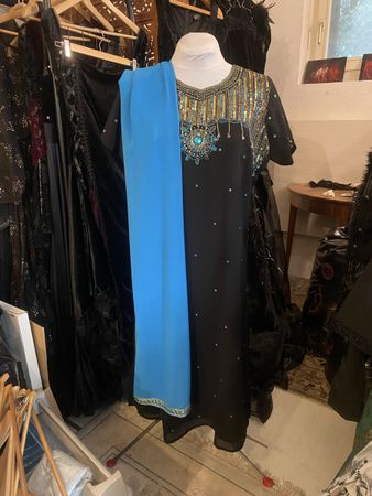 Kleid mit Tuch, schwarz/blau, bestickt, Grösse M