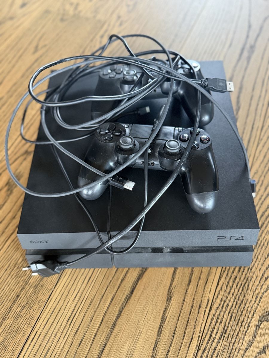 Sony Console: Sony Playstation 4 Konsole mit 2 Controller  – Usato da Therwil venduto da M.r.T 2