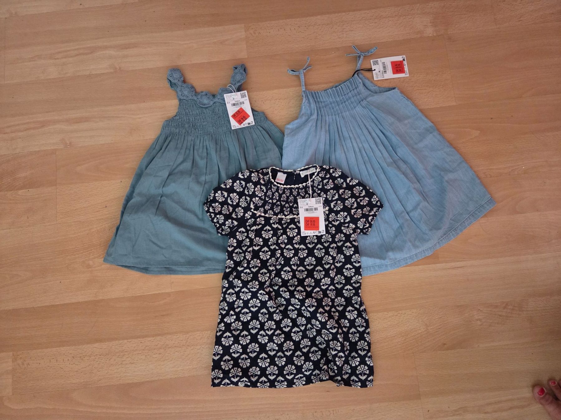 Mango Kleiderpakete & -sets: Mädchen Kleider Set 3 Stk. Mango Grösse 104 NEU – Gebraucht aus Lenzburg von rochelle_33