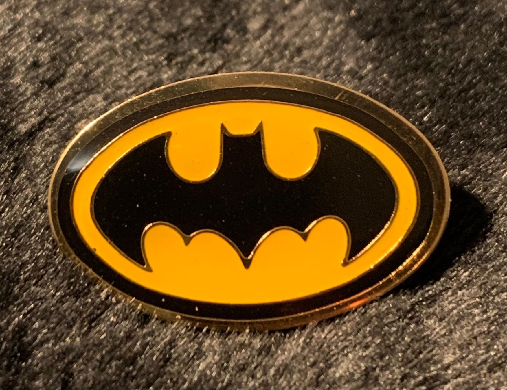Placchette & Badge: NEU/ OV neuer Original DC Comics Batman 1984 Pin – Nuovo e nell'imballaggio originale da Auenstein venduto da mar_8mxd