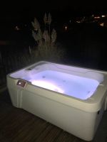 Whirlpool / Jacuzzi – mit Bartheke & Ozon-Reinigungssystem