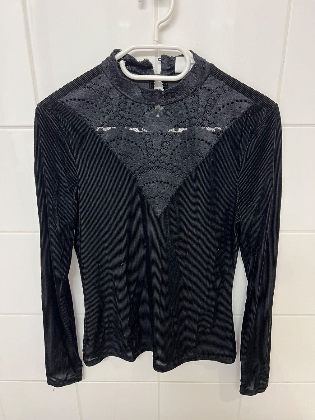 Maglioni & Felpe: Schwarzes Shirt – Usato da Jona venduto da n.ferrari