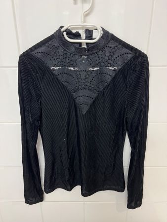 Schwarzes Shirt