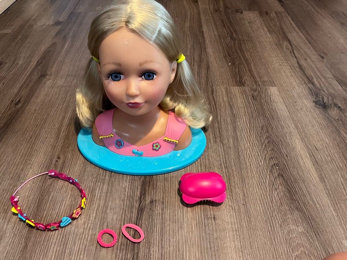 Puppen: Frisierpuppe mit 4 Haargummis und einem Haarsträhl – Gebraucht aus Brittnau von