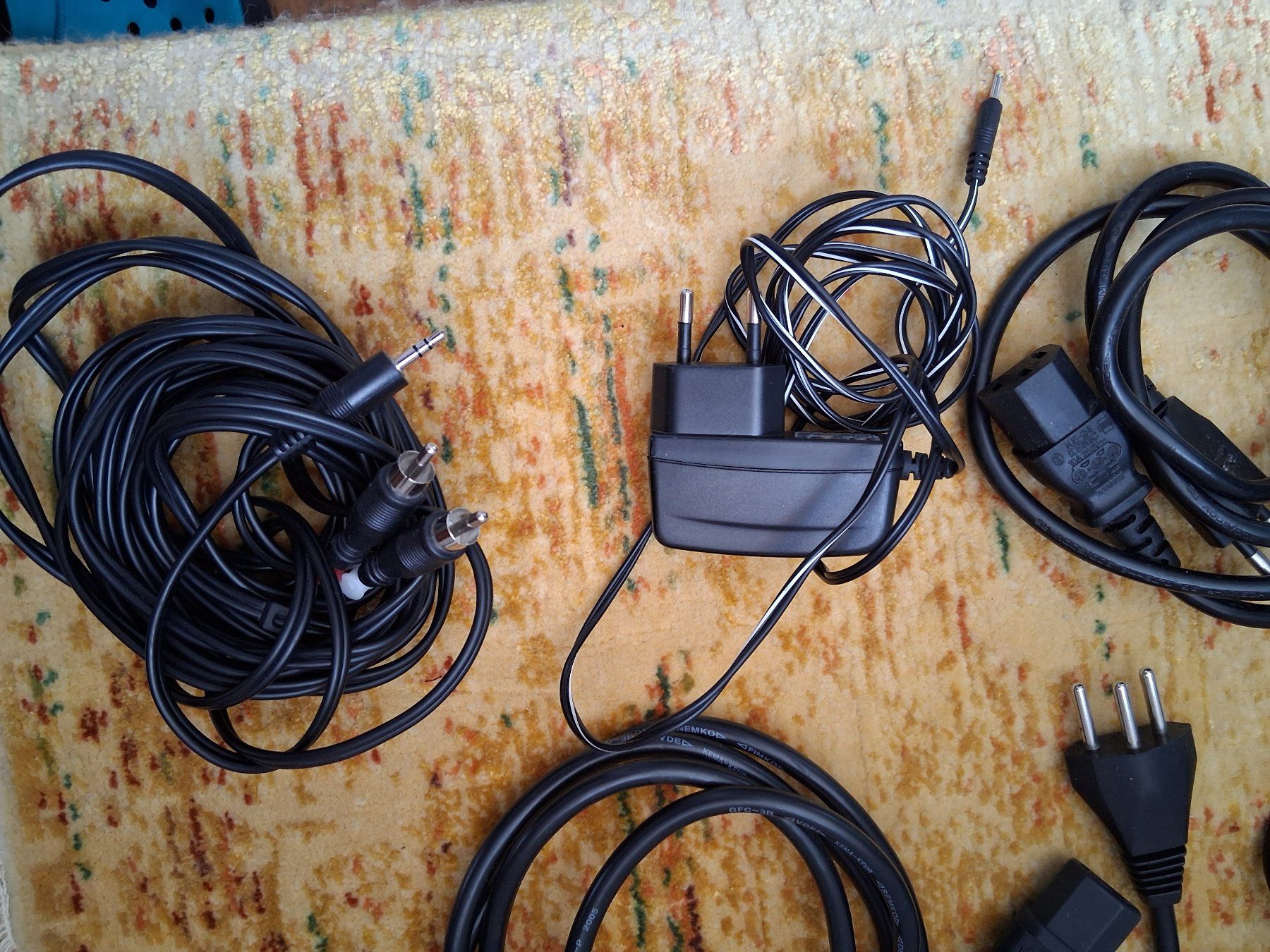 Cavi: Lot de câbles audio/vidéo RCA / Jack 3.5mm  etc. – Usato da Aigle venduto da Marcagapit 4