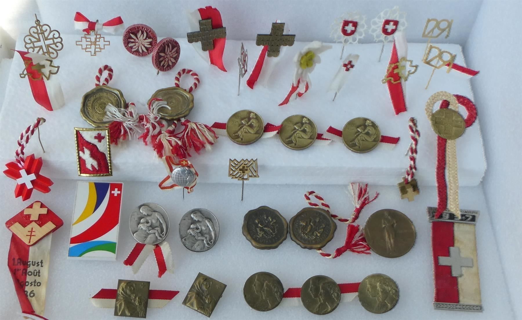 Swiss Plaketten & Abzeichen: August Augustabzeichen Badges 46 Stück – Gebraucht aus Frauenfeld von Astra13