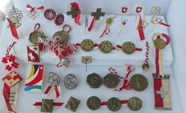 August Augustabzeichen Badges 46 Stück