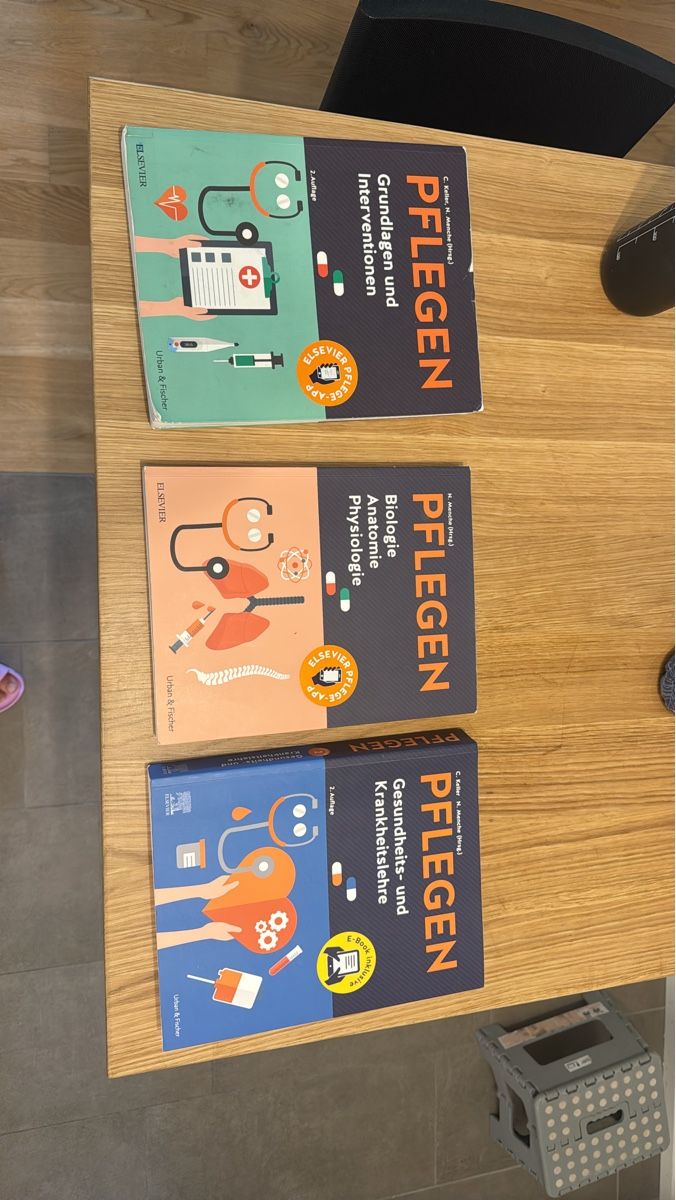 Libri: Fachbücher Pflegen 3 Bände Elsevier gebraucht – Usato da Kriens venduto da Selsteeb