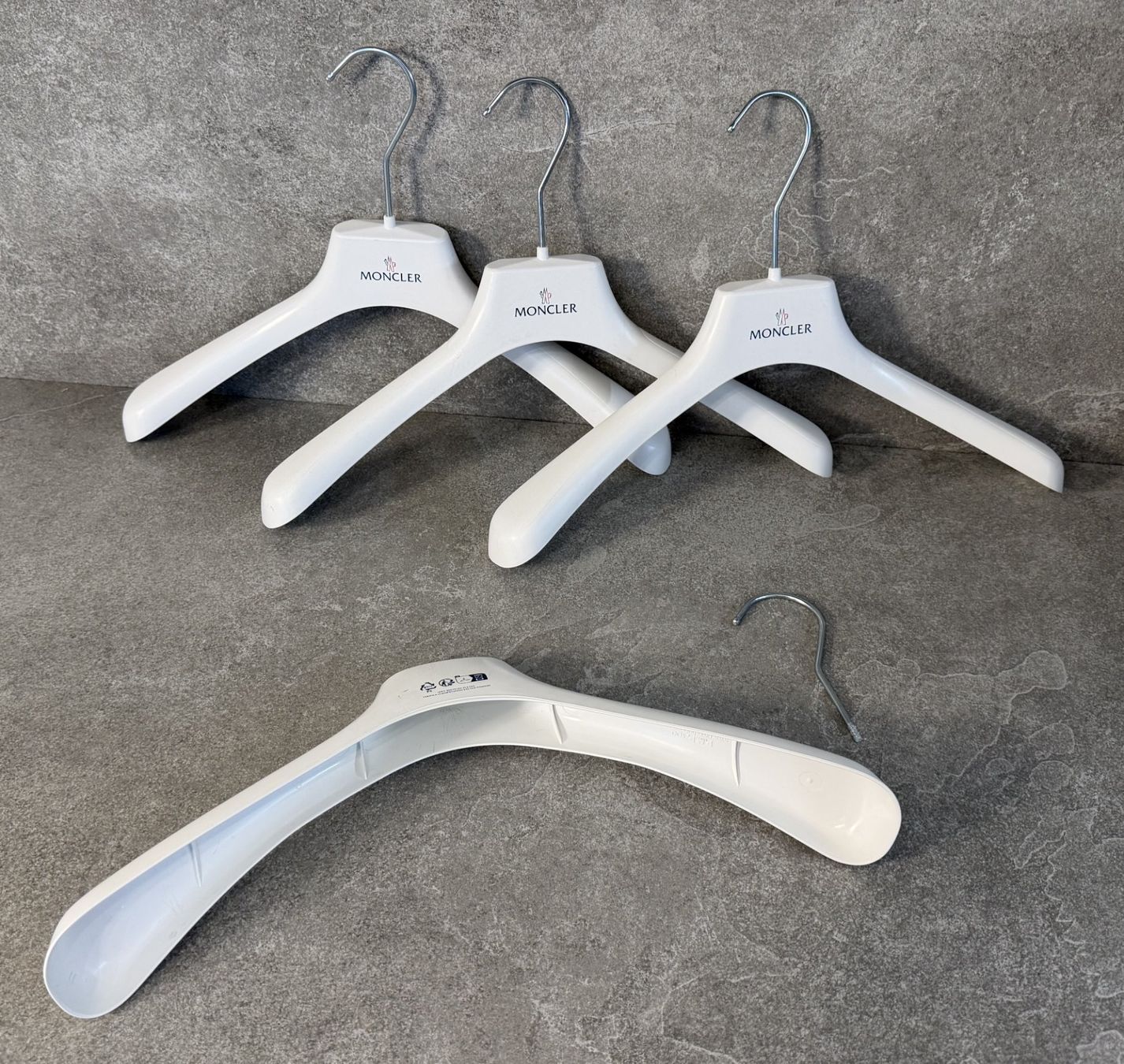 Appendiabiti: MONCLER Kleiderbügel im 4er Set  ... – Nuovo e nell'imballaggio originale da Chur venduto da Papageibarsch77 2