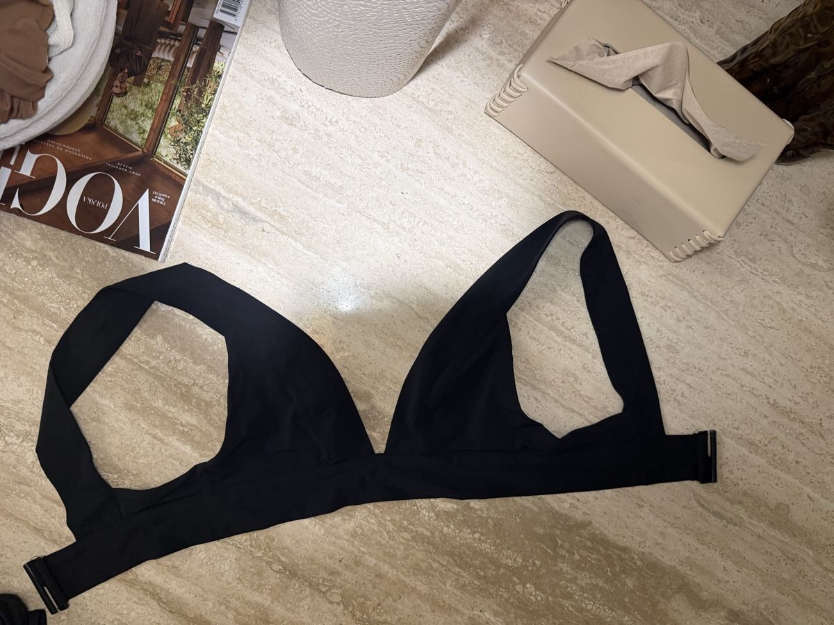 Other Stories Badekleider & Bikinis: Black Sports Bra Size S – Gebraucht aus Dübendorf von ReLoved_Fashion_ZH