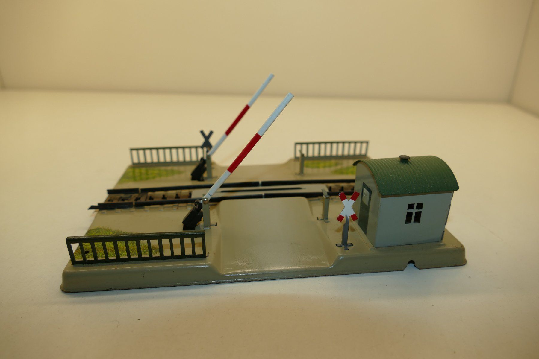 Märklin Modellini di ferrovie: Märklin H0: Mechanischer Bahnübergang – Usato da Niederhasli venduto da rail-duerst 1