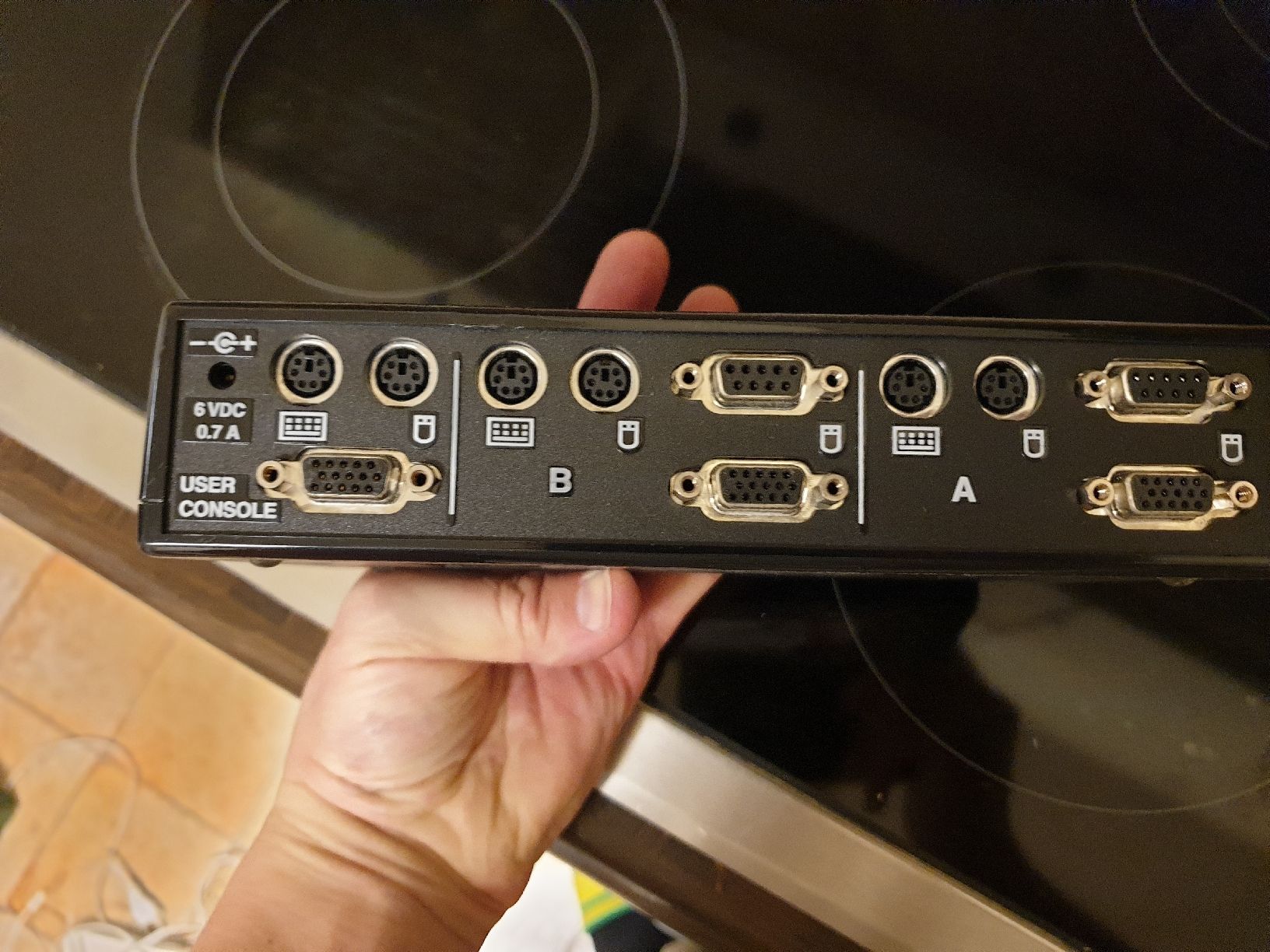 Hub & Switch: Black Box ServSwitch SW625A-R2 2-Port KVM Switch – Difettoso da Ittigen venduto da Ziok187 1