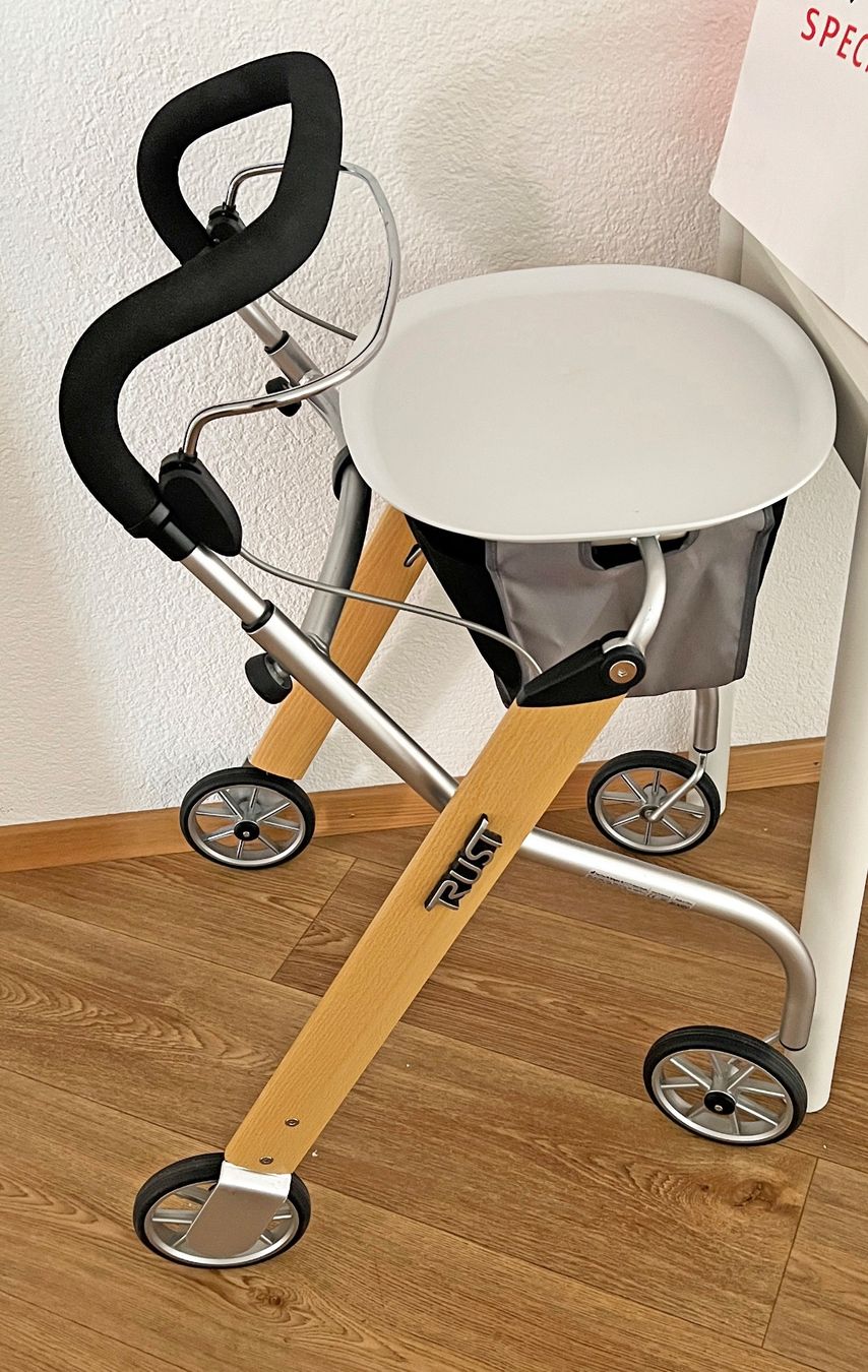 Gehhilfen: Wohnraum-Rollator Let`s Go – Gebraucht aus Winterthur von zrh_w2kh