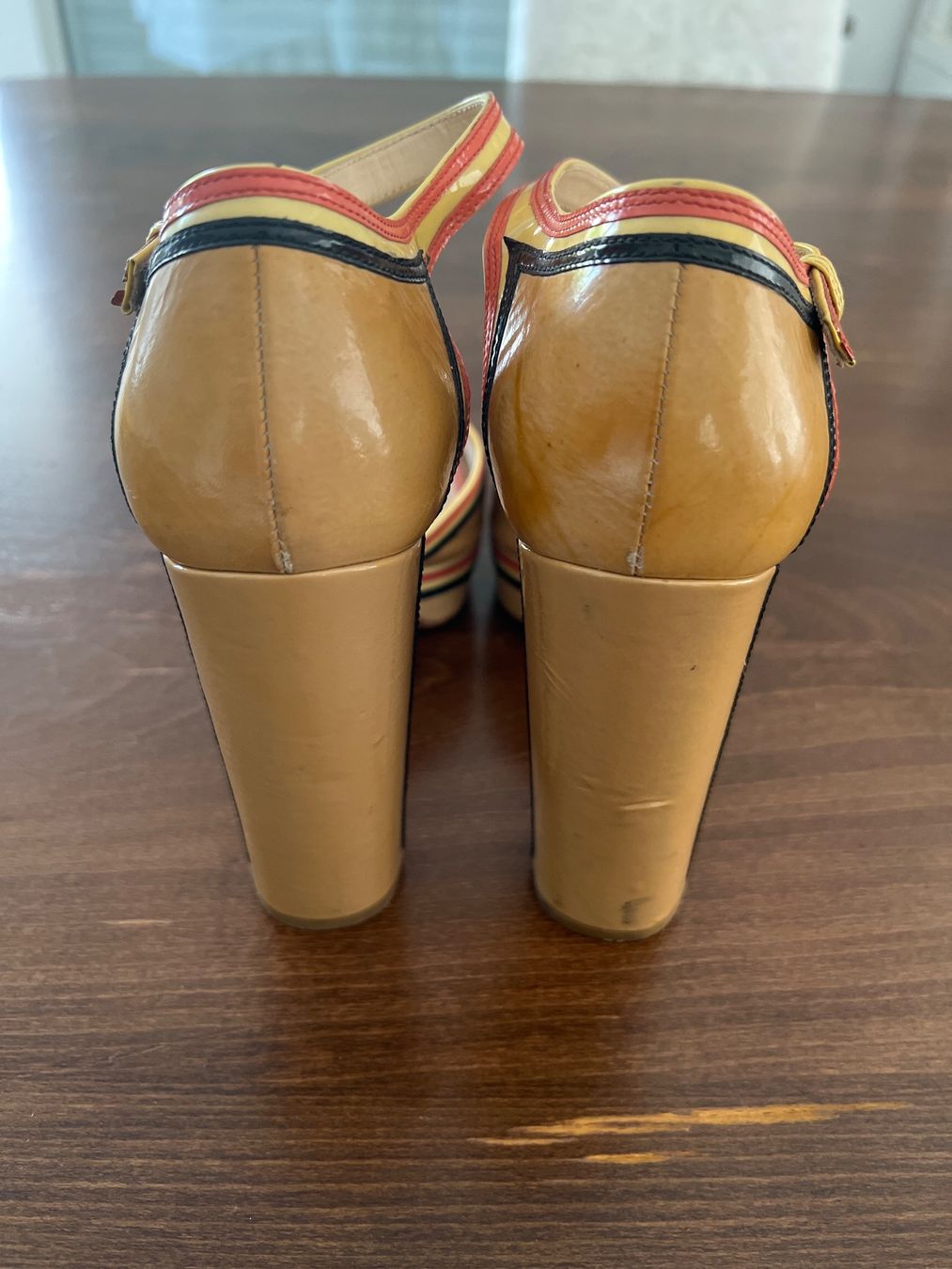 Prada Scarpe da donna: Prada - Sandalen Lackleder beige Gr. 39,5 – Usato da Ebmatingen venduto da Mistelu 5