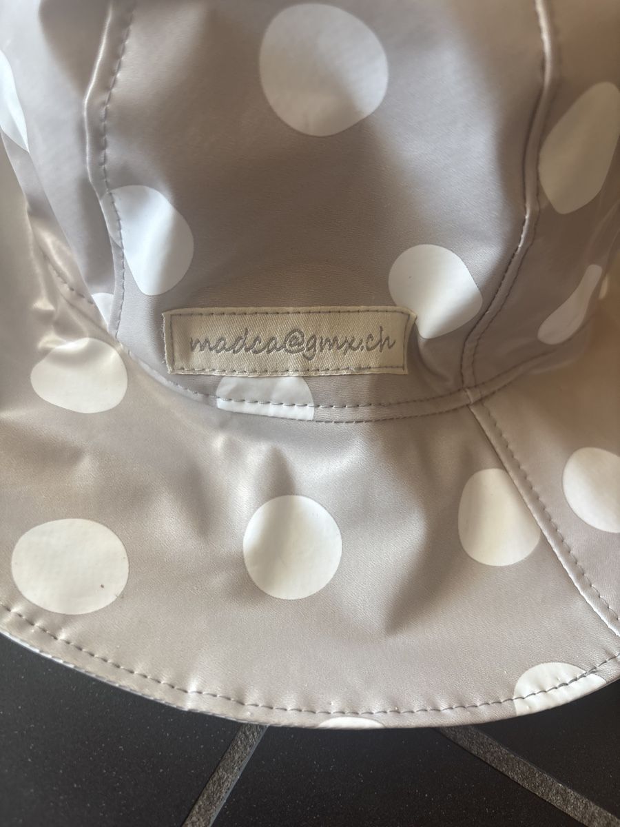 Altro abbigliamento per bambino: Gepunkteter Regen Hut Selbstgemacht – Nuovo (secondo la descrizione) da Knonau venduto da ReMaaaan 2