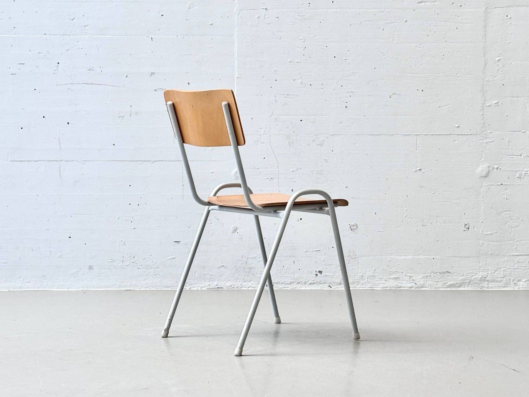 Sedie: Retro Stapelstühle mit weissem Gestell – Usato da Zürich venduto da LeMoege 8