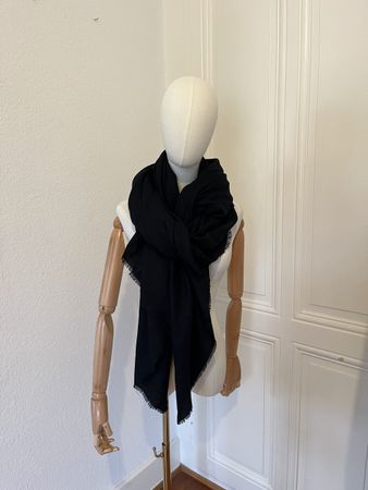 Zara Elegant Black Scarf - Stylish and warm for cold days!