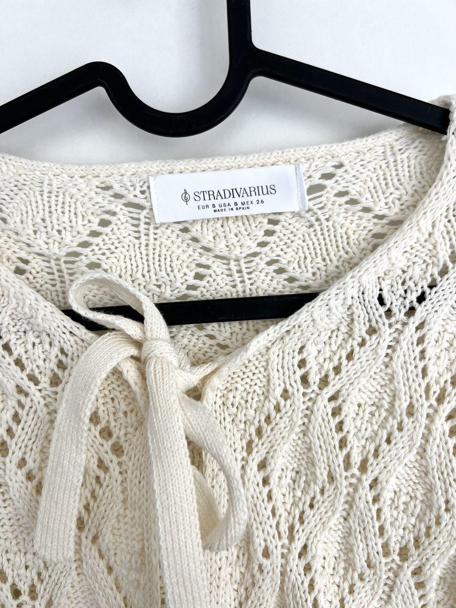 Stradivarius Maglioni & Felpe: Beige Strickjacke mit Cutwork Stradivarius – Usato da Gachnang venduto da todressgolden 1