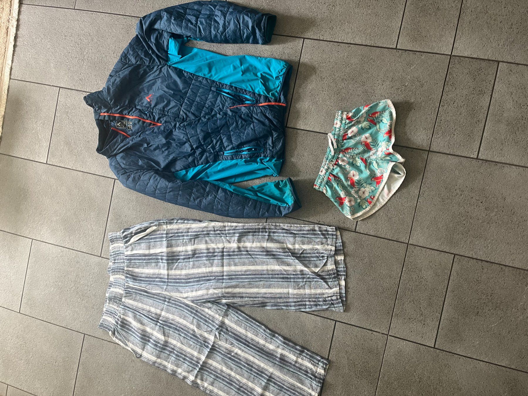 Lotti di vestiti: Familien Kleiderpaket – Usato da Solothurn venduto da Floefi