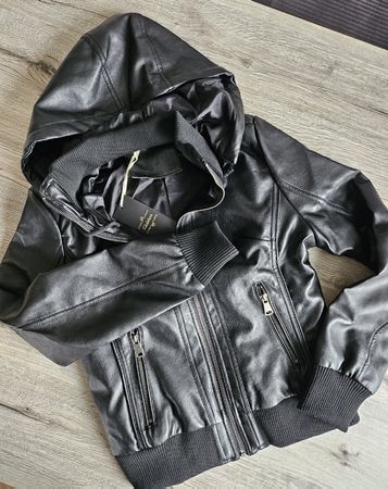 Tolle Kunstlederjacke mit Kapuze, Grösse S, neu mit Ettikett