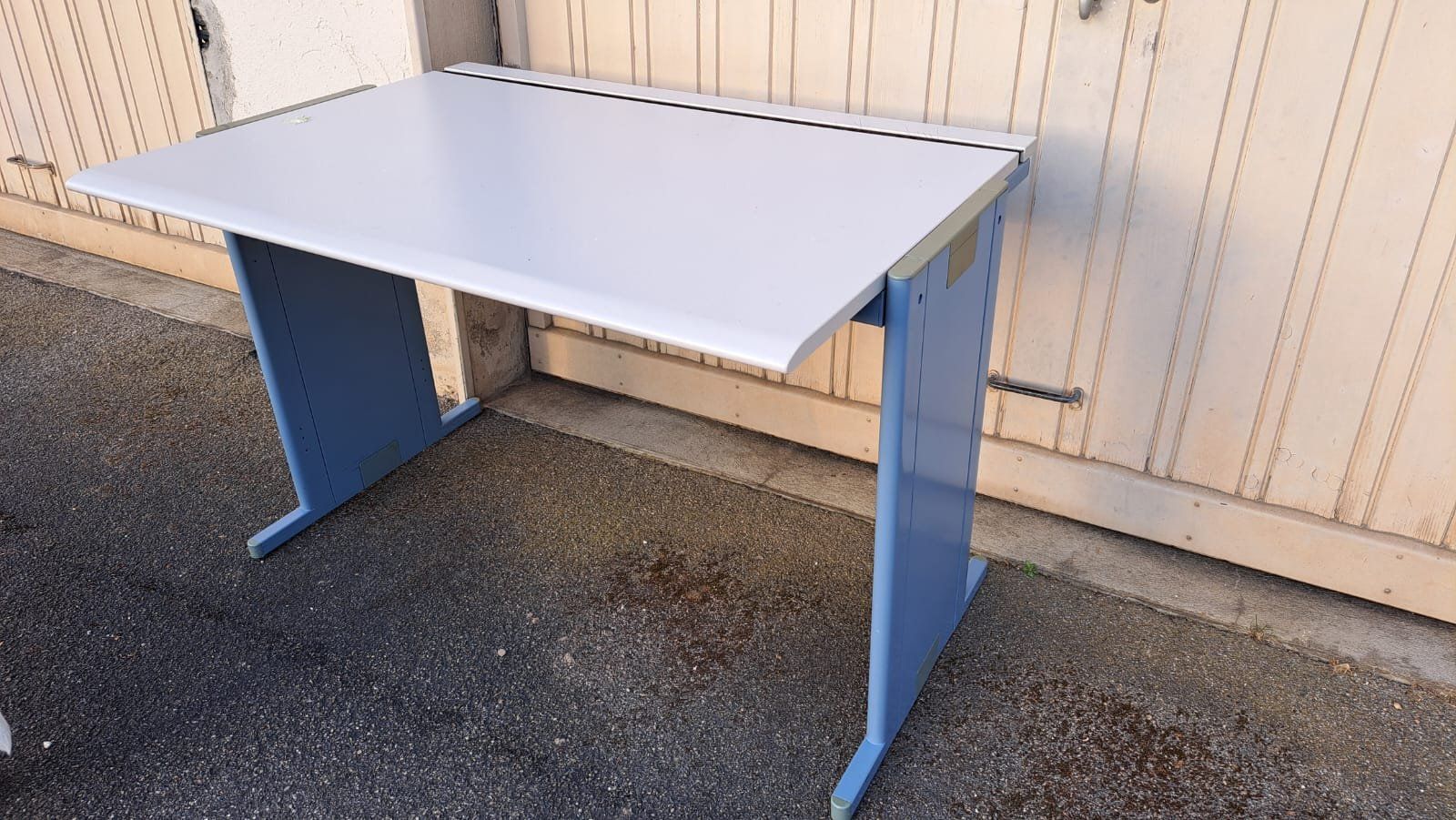 Schreibtische: Pult blau weiss Metall – Gebraucht aus Langenthal von wodiwim