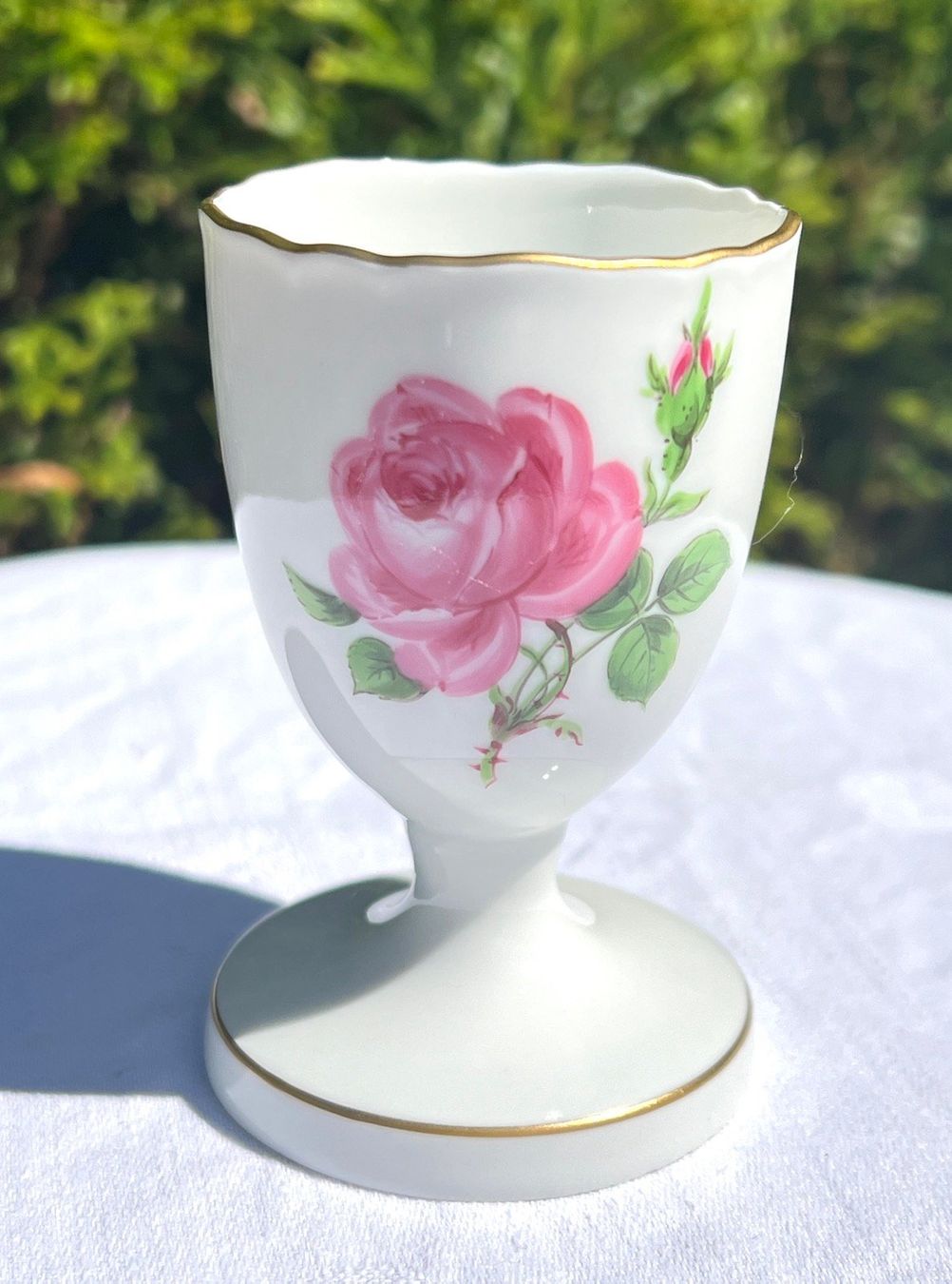 Autre vaisselle: Meissen Eierbecher "Rote Rose" mit feinem Goldrand – Neuf (Voir description) à Oberrüti par Sabbi 1