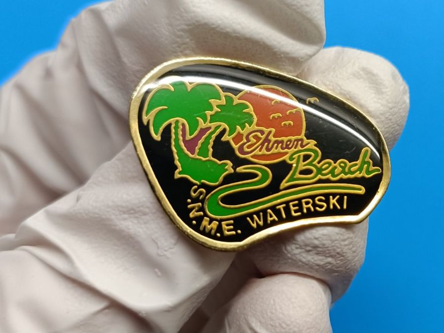 Placchette & Badge: Pin Ferien - Box 38 – Usato da Köniz venduto da Pinscollect