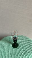 Elegantes Vintage Glas mit Blumenmuster, Dunkelgrüner Fuss