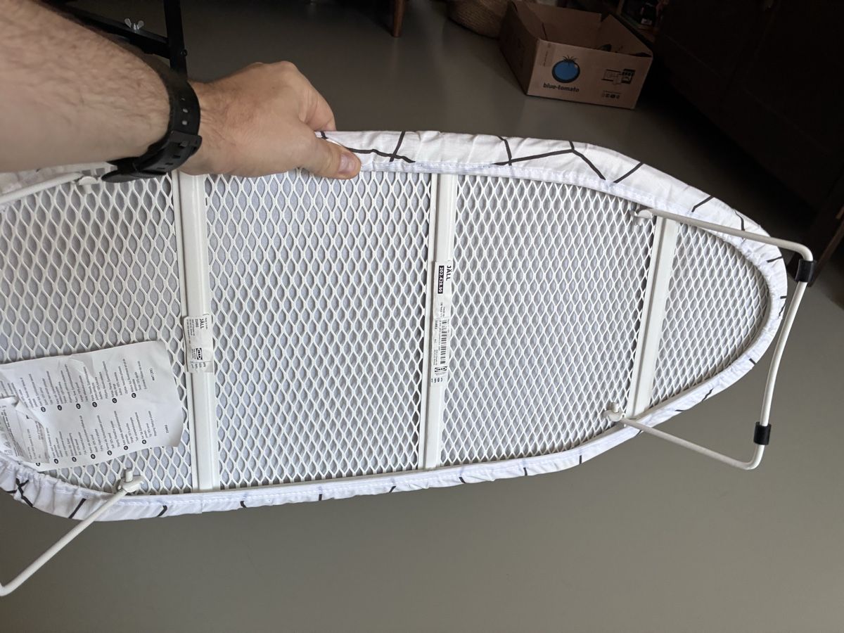 Ikea Assi da stiro: Ikea Ironing board (table) white with pattern 74cm – Usato da Zürich venduto da and_bbr2 1