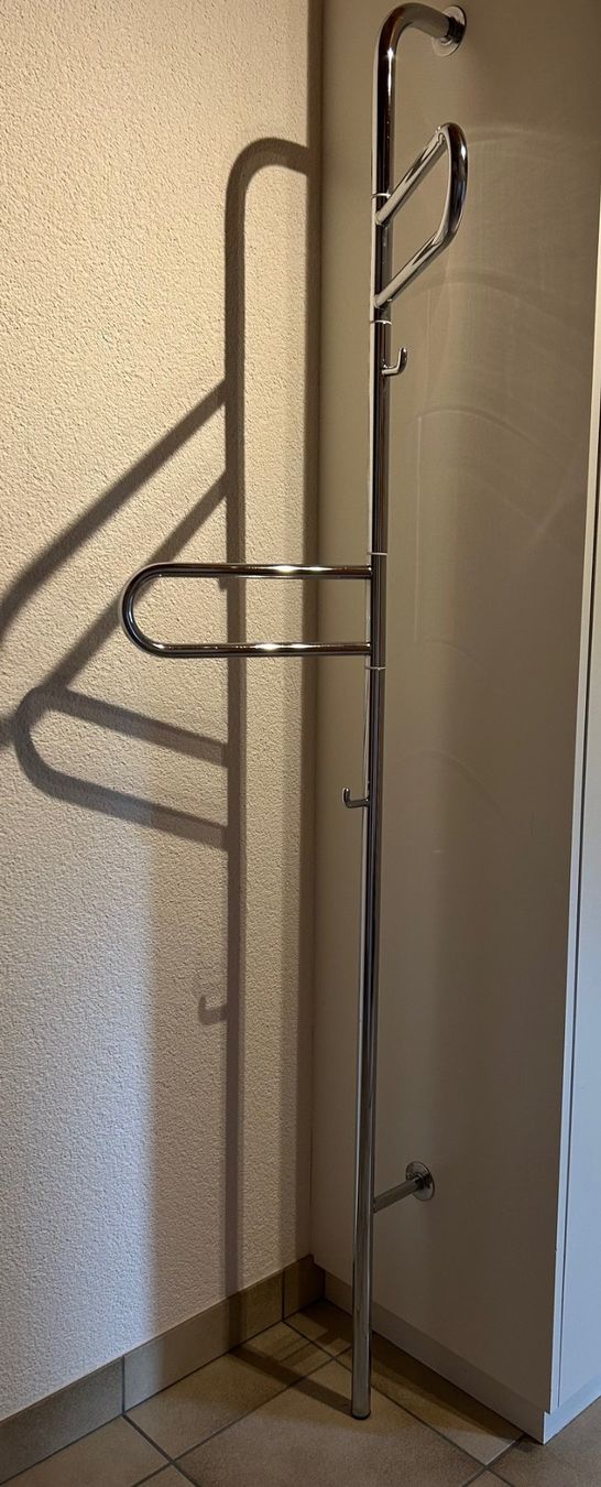Garderobe: Garderobe Chrom stehend 2-armig gebraucht – Gebraucht aus Untereggen von mara15