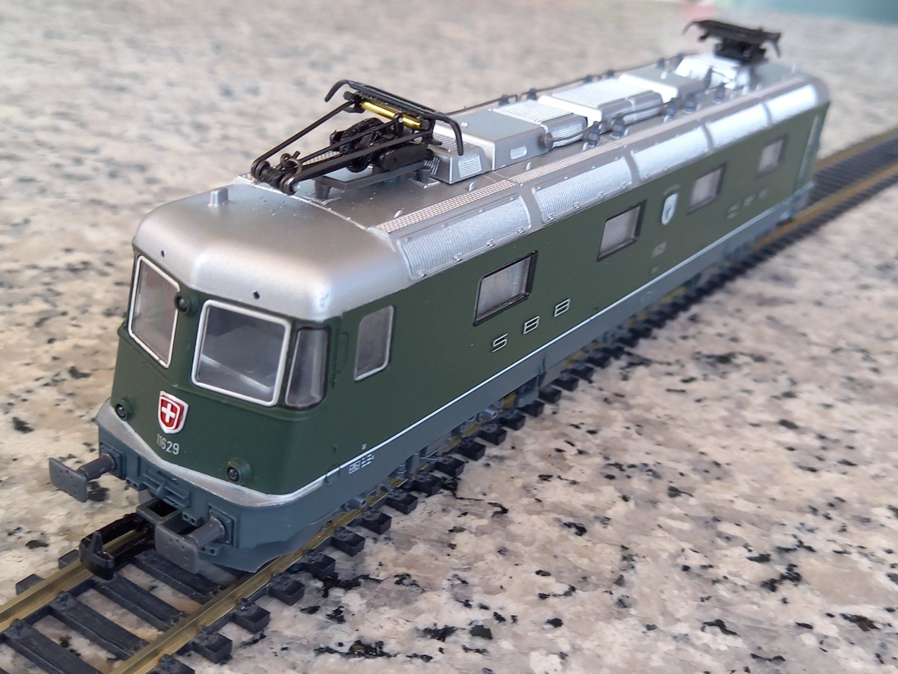 Lima Modelleisenbahnen: LIMA Re 6/6 Interlaken HO/DC – Gebraucht aus Stans von Riesta 3