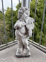 Charmante Gartenfigur „Putto / Putte mit Violine“–Steinguss