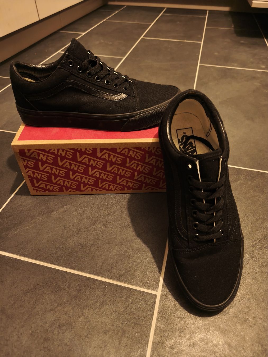 Vans Scarpe da uomo: Vans Old Skool schwarz Grösse 42.5 – Nuovo (secondo la descrizione) da Pleigne venduto da sel_m8bs