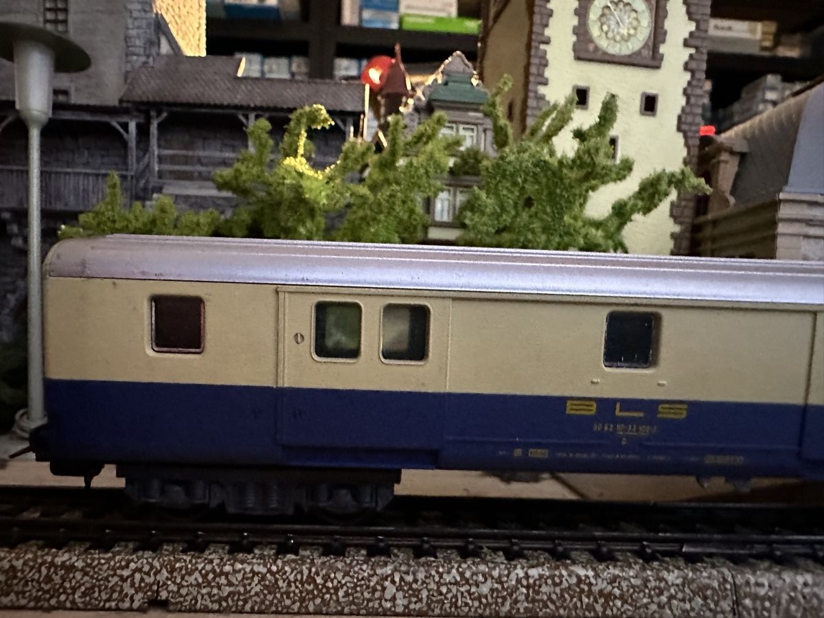 Lima Modelleisenbahnen: Lima BLS Postwagen – Gebraucht aus Lupsingen von New-Haven 1