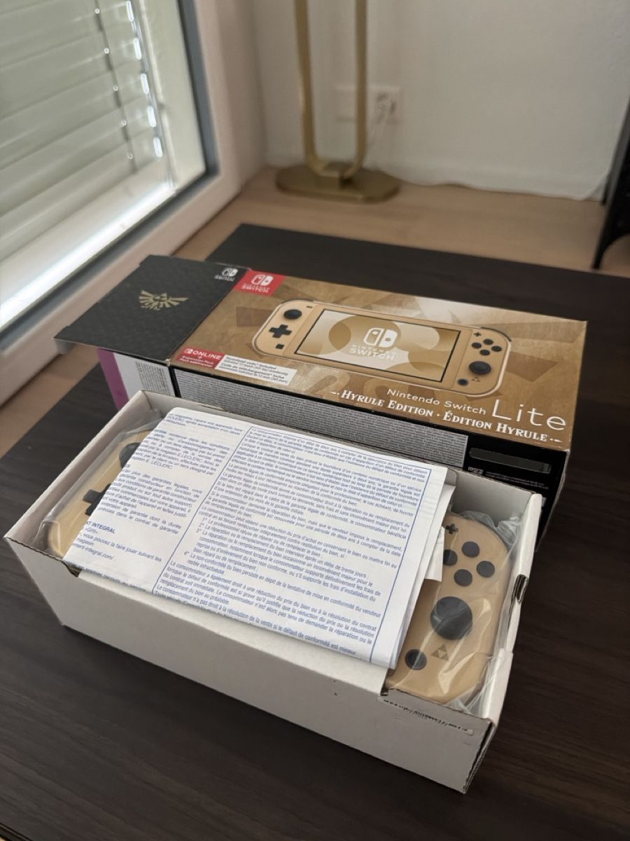 Nintendo Console: Nintendo Switch Lite Hyrule Edition gold new – Nuovo (secondo la descrizione) da Zug venduto da fre_w72x 2