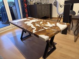 Table basse design en bois d'olivier et résine époxy!