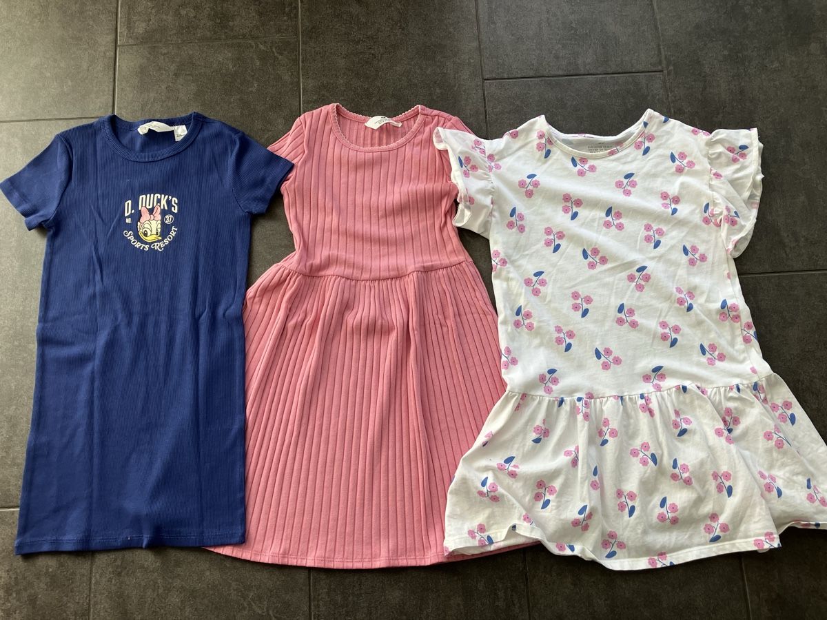 H&M Lotti & Set di vestiti: Sommerkleider Gr. 122/128 H&M – Usato da Reigoldswil venduto da Misa1705