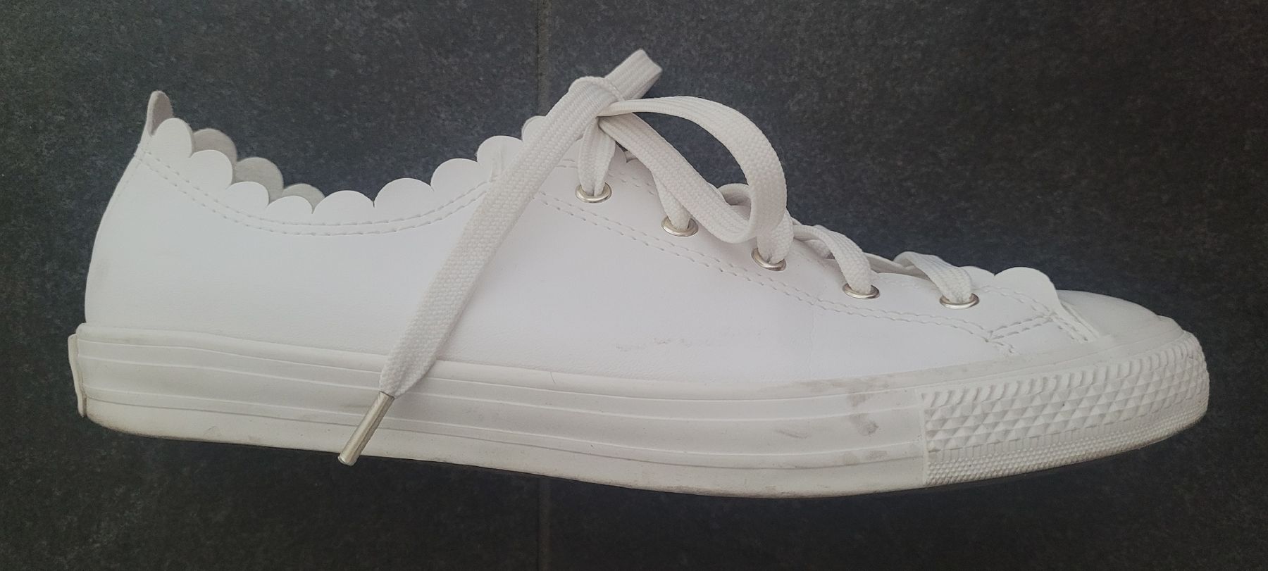 Converse Scarpe da donna: Baskets Converse en cuir blanches pointure 38 – Usato da Sion venduto da likaloba 2